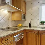 別荘 Bright 2 Bedroom Townhouse *