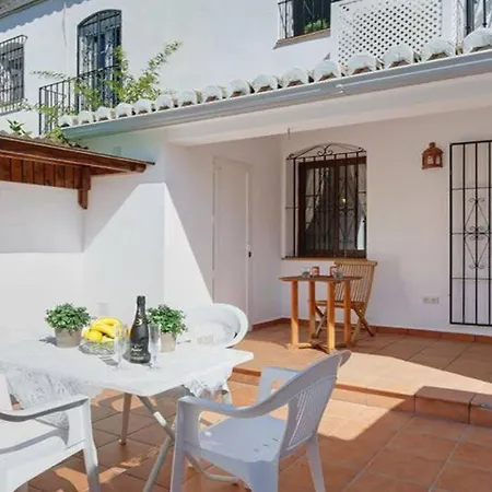 Bright 2 Bedroom Townhouse