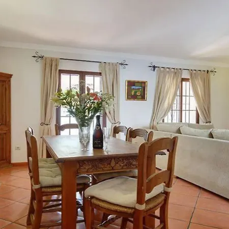 Bright 2 Bedroom Townhouse