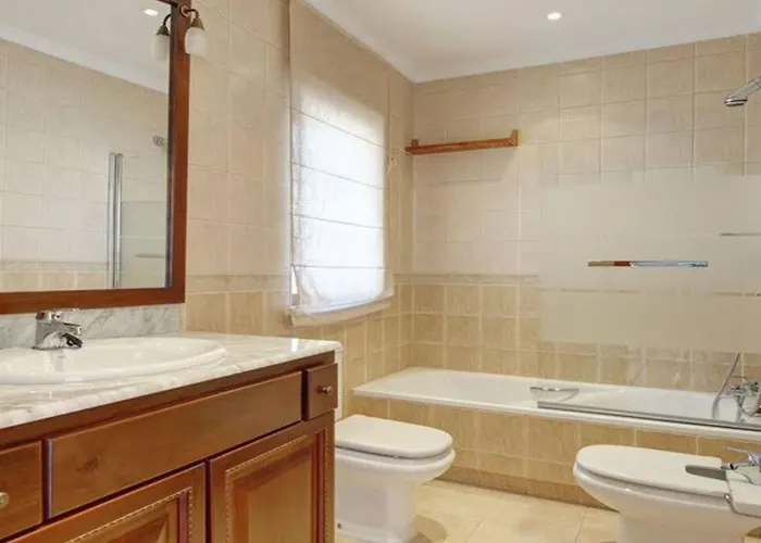 Будинок відпочинку Bright 2 Bedroom Townhouse Фуенхірола