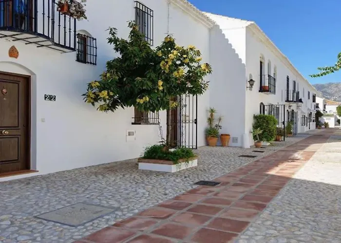 Будинок відпочинку Bright 2 Bedroom Townhouse Фуенхірола