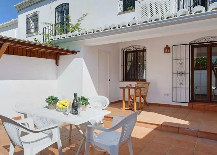 Bright 2 Bedroom Townhouse