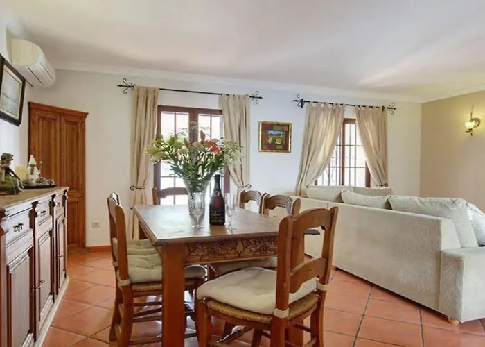 Bright 2 Bedroom Townhouse